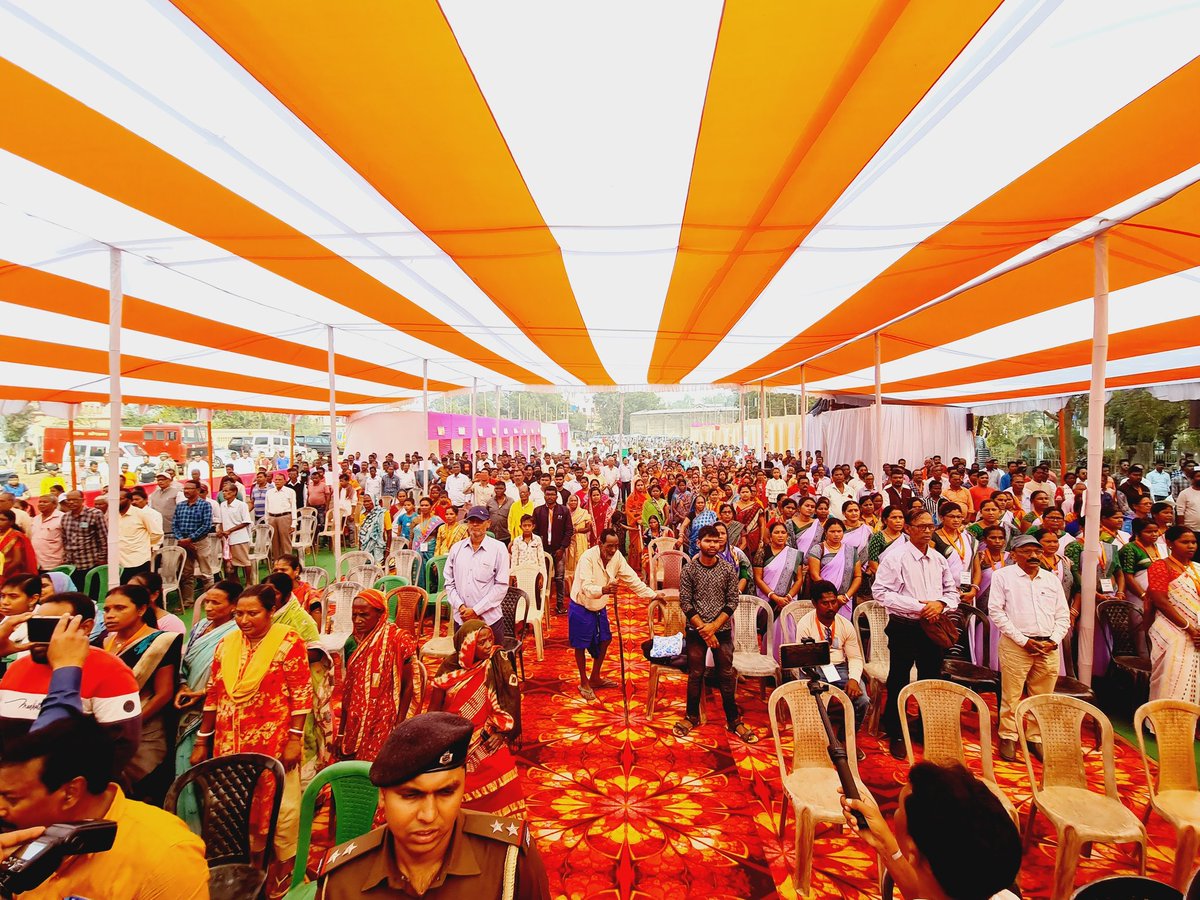 citizens_cf's tweet photo. Hon'ble Governor Shri @CPRGuv graced his presence in the #MegaHealthCamp organized by @citizens_cf in partnership with @RITESLIMITED in Bahragora, East Singhbhum, as he inaugurated the event as the Chief Guest and visited the health camp. #CFat26 https://t.co/EdGJ3QVYa0