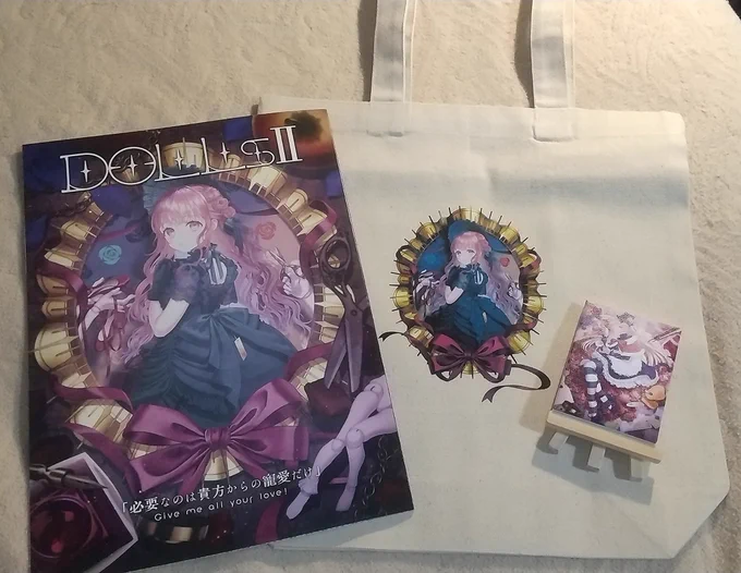 新刊セット限定のバッグとミニキャンバスです。横にあるのは新刊(A4サイズ) 何ならトートバッグの方が原画より鮮やかにしてもらってます。緑綺麗だネェ……