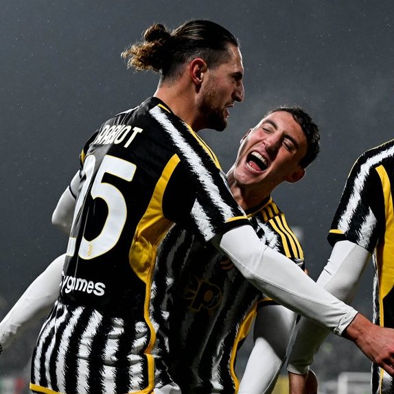 juventusfc's tweet photo. Trova qualcuno che esulti ai tuoi goal come Andrea esulta a quelli dei suoi compagni 🥹🤍🖤 https://t.co/piloPDee3a