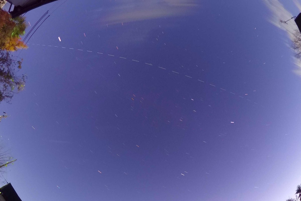PictCtrl_Flat_1's tweet photo. 中国の宇宙ステーションをRICOH THETA Z1でマニュアル撮影。17時30分〜17時36分頃,インターバル合成,ISO 500,f2.1,4 s,三脚を使用。この画像は全天球写真から切り出しています。
#CSS #宇宙ステーション #宇宙 #RICOH #THETA #ThetaZ1 https://t.co/a9IHGBWG6b