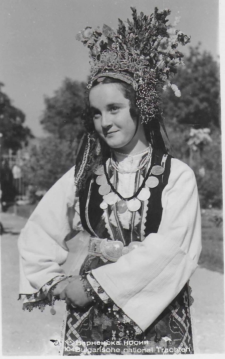 Traditional clothing of Bulgarians from Thrace region who settled in Varna area. 🇧🇬🥀(via Lyubomir Yurukov) 📷