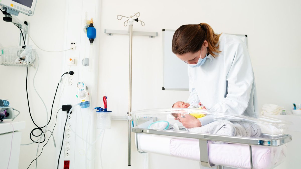 A landmark NIHR-funded study has found that reducing oxygen levels for children in intensive care will save lives. The Oxy-PICU study was led by researchers from @GreatOrmondSt and @UCLHresearch. Read more: nihr.ac.uk/news/reducing-…