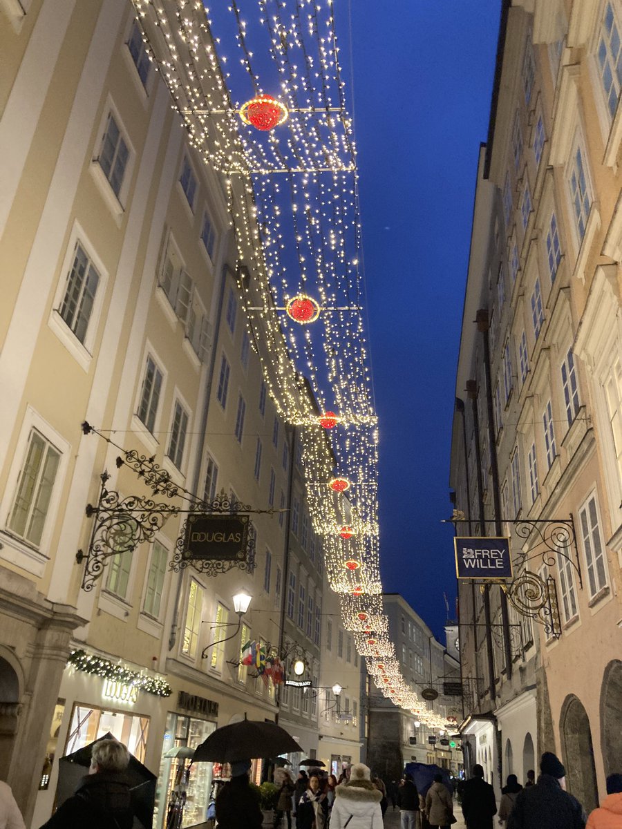 ザルツブルクに留学してから早くも2ヶ月が経ちました。街はすっかりクリスマス一色に🎅
先日は室内楽のクラスコンサートがあり、ブラームスのピアノカルテットを演奏しました。
新しい環境の中で楽しい友人たちと日々有意義に過ごしています♪