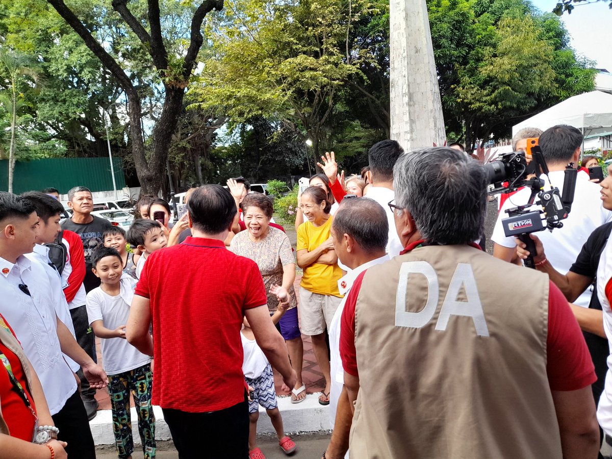 zendanga's tweet image. THIZ IS IT!!! PBBM GLADLY CHAT WITH THE SUPPORTERS VISITED THE KADIWA NG PANGULO SA MALACANANG.

#KadiwaNgPangulo
#LABForAll
#BagongPilipinas
#BagongPilipinasSerbisyoFair
#PBBM 
#FLLAM