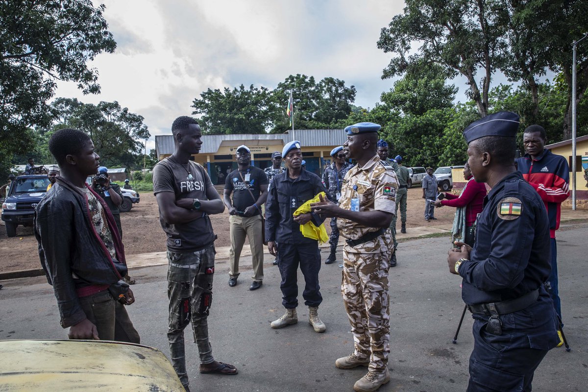 Lors de ses patrouilles à Bangui et en province (#RCA🇨🇫), @UNPOL_RCA échange régulièrement avec la population locale pour recueillir des informations sur la situation sécuritaire et ainsi pouvoir mieux les desservir.

#PeaceBegins
