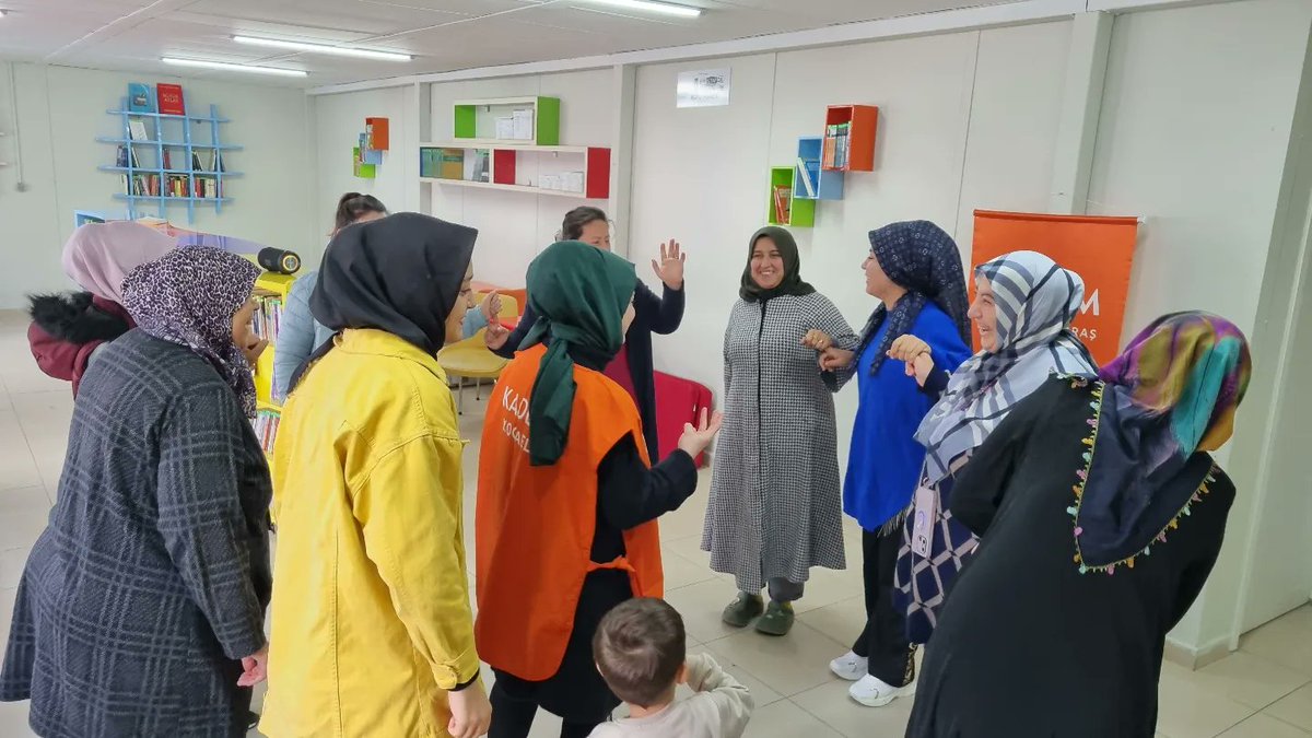 KademKocaeli's tweet photo. Çocuk gülerse dünya güler😊🧡

Sosyolog ve Drama Öğretmeni Neslihan Sevinç eşliğinde depremzede çocuklarla "İyileştiren Oyunlar" atölyesi, kadınlarla' "Oyunlarla Motivasyon" atölyesi' gerçekleştirdik. https://t.co/EvPaF5y00l