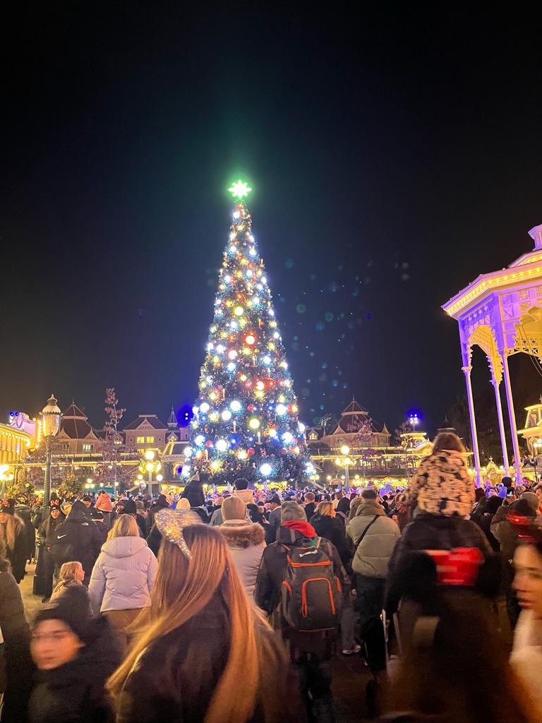 Cosmina76's tweet photo. Amazing time in a very magical place #disneylandparis https://t.co/UTih4M7wm5