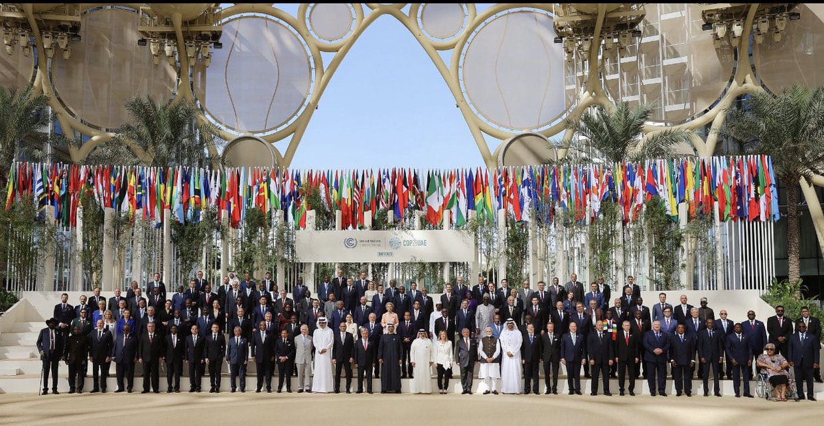 يأكل مع الذئب، وينبح مع الكلب، ويبكي مع الراعي."
یہی منافقت کی اعلی نشانی ہے
 کہ 
وہ بھیڑیے کے ساتھ کھانا بھی کھاتا ہے، کتے کے ساتھ بھونکتا بھی ہے،اور اسکے بعد بھی وہ جاکر بیچارہ چرواہے کے ساتھ روتا بھی ہے یہ دکھانے کیلئے کہ میں تمہارا ہم درد ہوں یہی حال آج کل مسلم حکمرانوں کی ہے