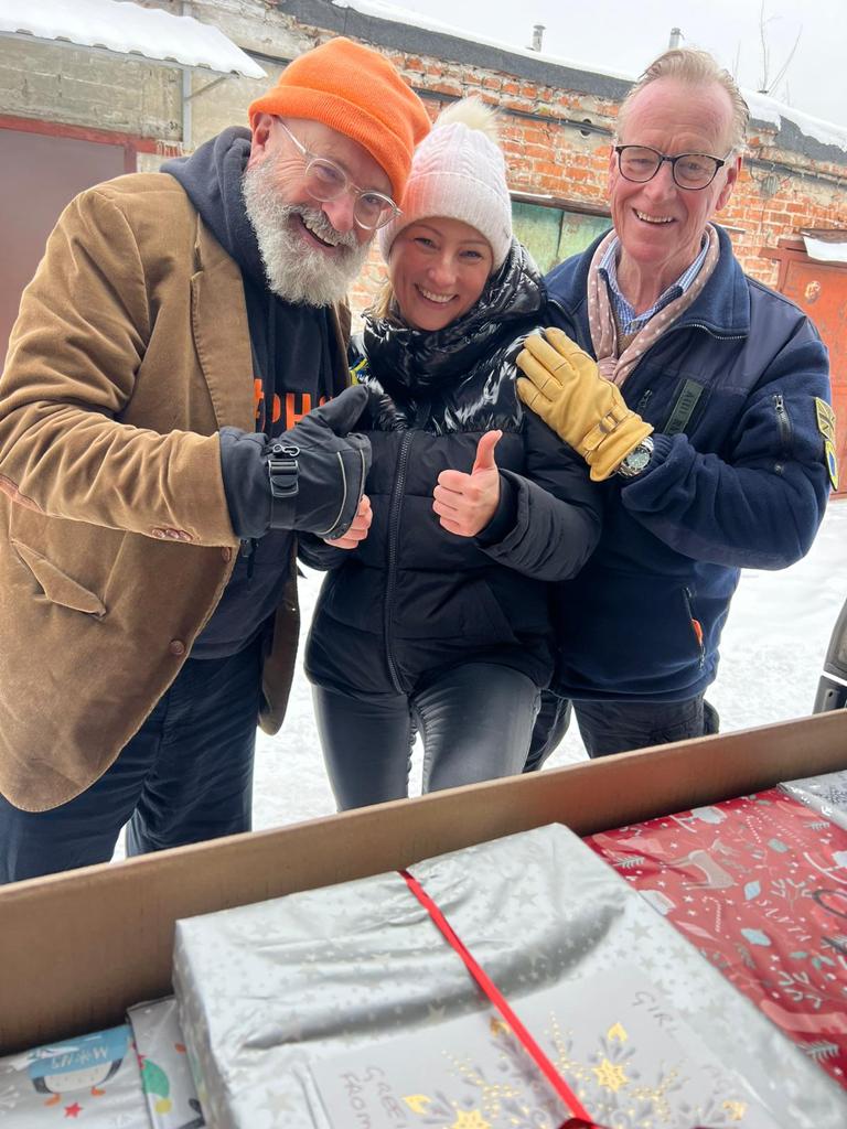 johnsweeneyroar's tweet photo. Hiya gang, James Hewitt, John "Chief" Lawler and I dropping Xmas prezzies and humanitarian aid off in Chernihiv for #OperationSafeDrop run by @madfoundation. /4
If you can, donate here:
https://t.co/YpmzZSgyz7 https://t.co/ReJoTp7Ljz