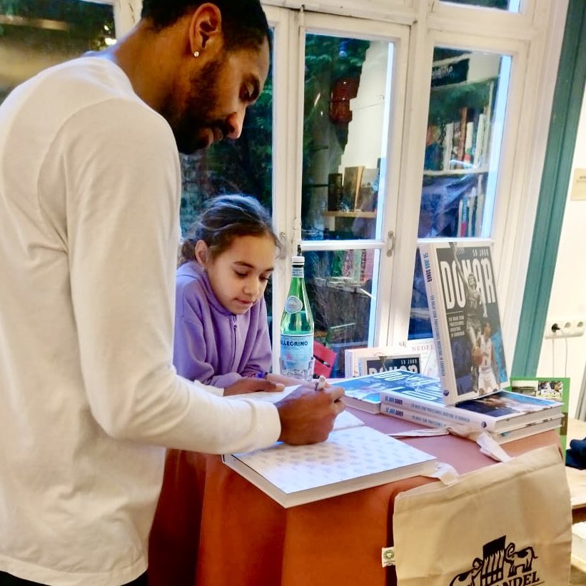 Vandaag signeert Jason Dourisseau het boek over 50 jaar Donar bij de Bruna in Warenhuis Vanderveen in Assen. Van 12:00-13:00 is <a href="/JRD_Huskers/">Jason Dourisseau</a> aanwezig.