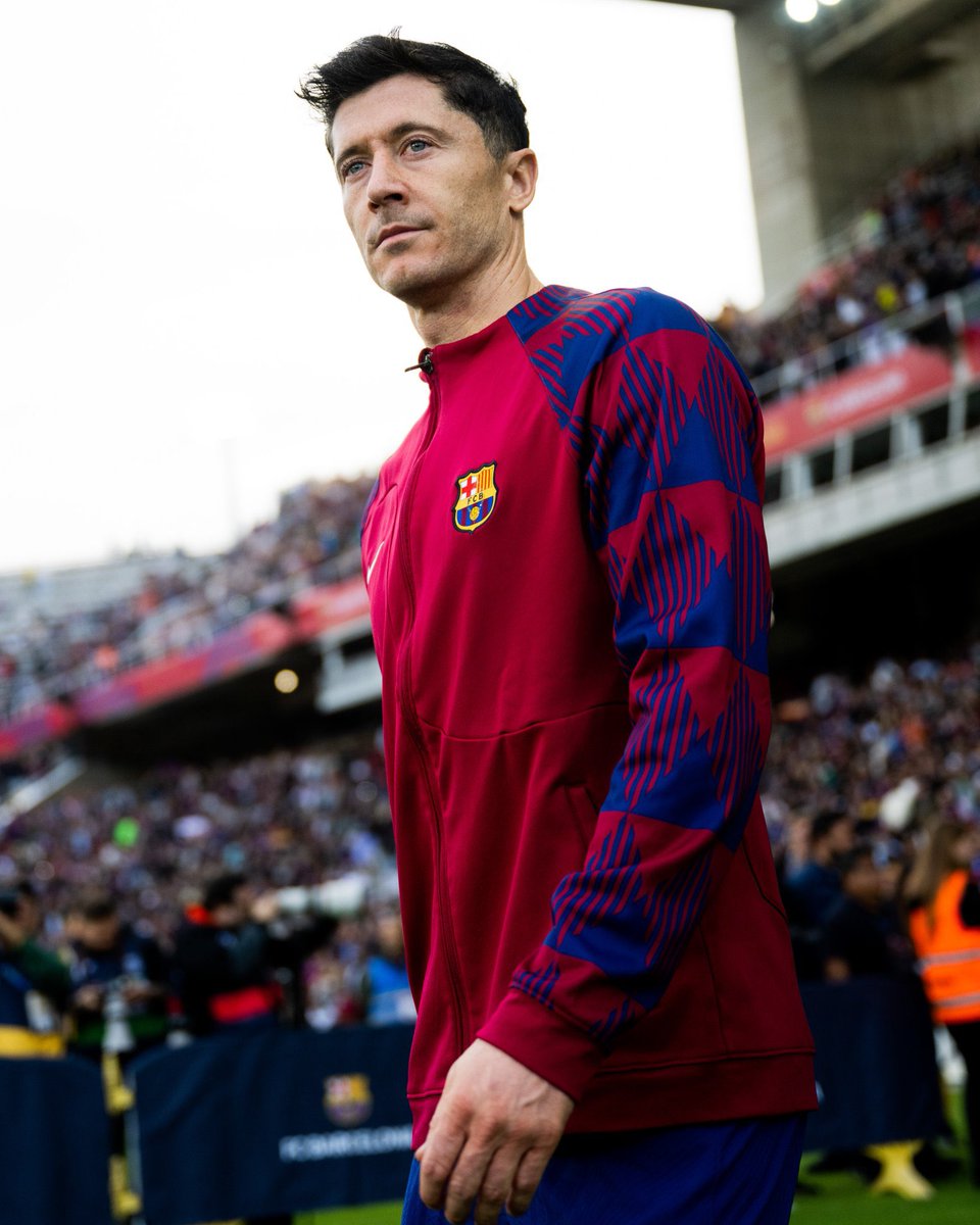 BarcaFRNews's tweet photo. Contrairement à la saison dernière, Lewandowski est convaincu que sa meilleure version arrivera en deuxième partie de saison. C’est son grand objectif. Après sa blessure, il a tout pour revenir face au Real Madrid, mais au fil des semaines il a assumé le fait que son retour était précipité.

Il sait que, comme quand il était Bayern, l’équipe a besoin d’un peu plus de marge pour atteindre son pic de forme, et pour cette raison il travaille sans relâche avec le staff technique de Xavi pour trouver sa meilleure place.

Sa frustration sur le terrain n’a rien avoir avec ses coéquipiers, mais il s’agit plutôt d’un exercice d’auto-exigence d’un top joueur qui doit être plus fin pour aider ses coéquipiers. Il pense que montrer un caractère compétitif aidera les jeunes joueurs à mûrir.

✍️📰 (@tjuanmarti)