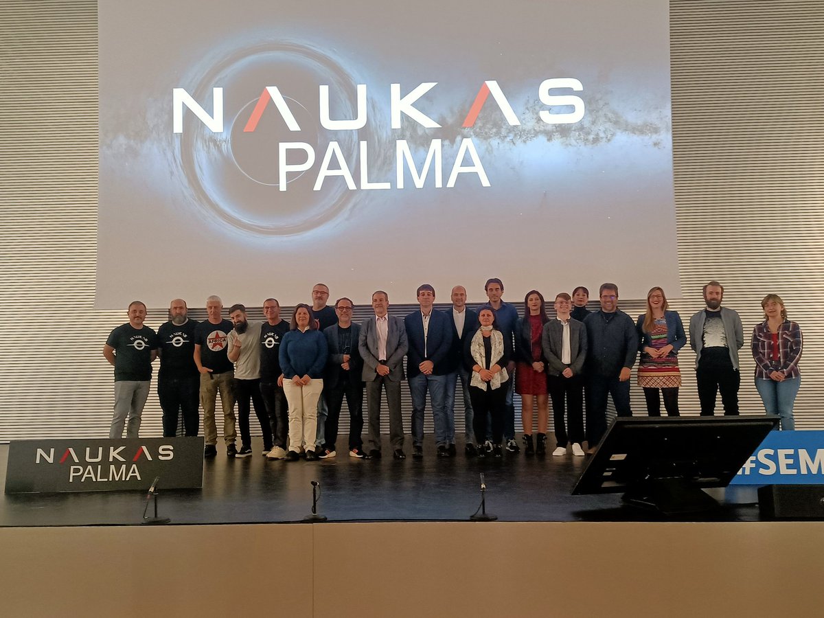 InvestigacioUIB's tweet photo. Els millors presentadors del món @elfisicobarbudo @aberron @Irreductible i els millors ponents pel millor xou de ciència d'Espanya. Comença #NaukasPalma23 amb l'espectacular espectacle del Cor de Dones #UIB 👏🏻👏🏻👏🏻 https://t.co/YLD2kySag7