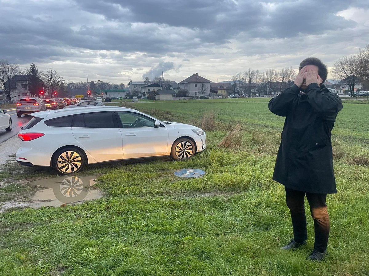 nacenace_'s tweet photo. Got stuck in mud after the first day at new work. “It ain’t London, son, you should have bought 4x4.” Otherwise things are going well. ✌🏻 https://t.co/Jvi1broT9X