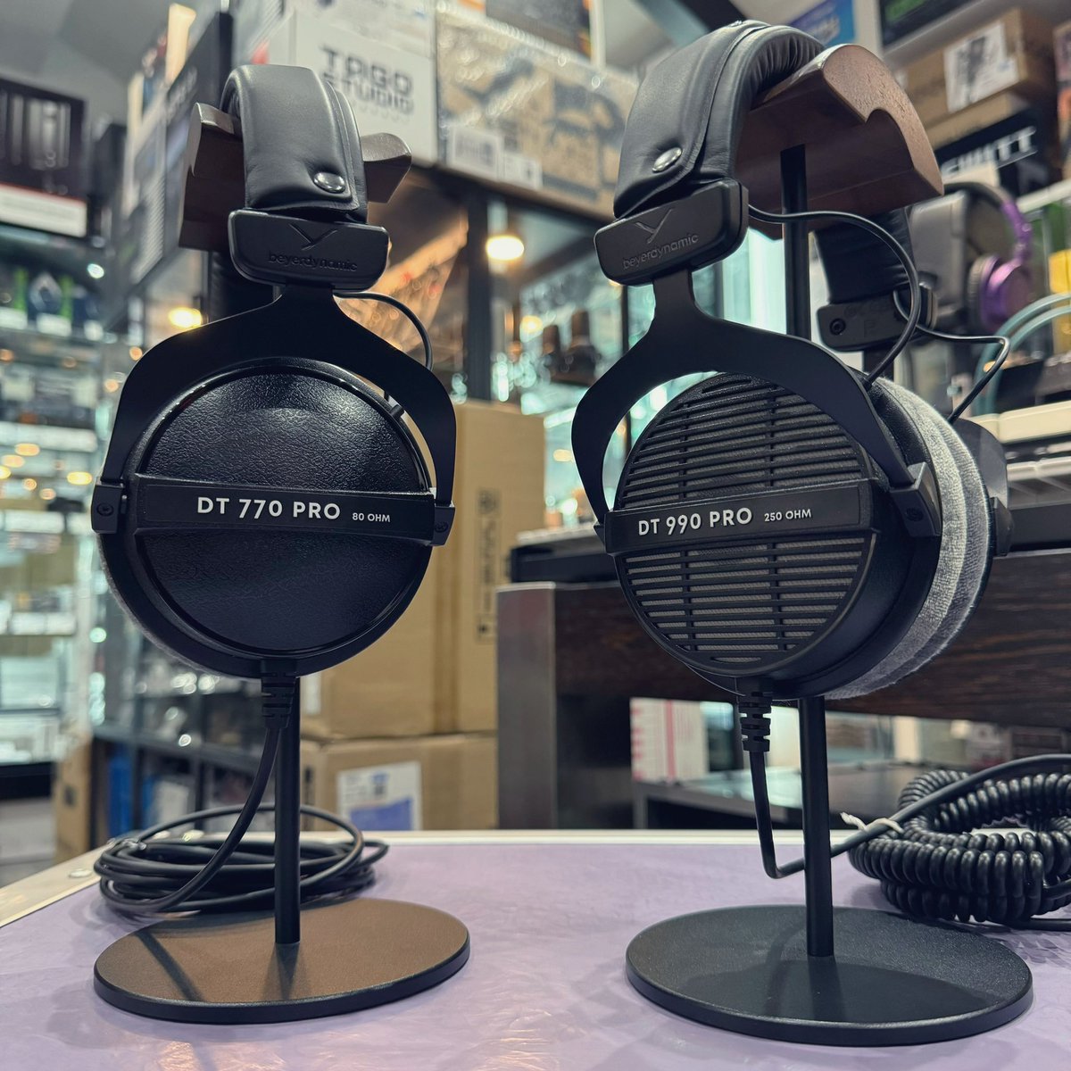SmithsDigital's tweet photo. 🧡キャンペーンのご案内3️⃣🧡

🇩🇪絶賛展示中の【beyerdynamic】のヘッドホン🎧【DT 770 PRO (密閉型)】&【DT 990 PRO (開放型)】のどちらかをスミスでご購入すると❓😏
今なら数量限定で専用イヤーパッド🙉が無料でプレゼント🎁させて頂いております🙌

是非気になる方はご試聴もできますので、お気軽にご相談くださいませ🤭✨

商品詳細、ご注文はこちら💁🏼‍♀️
https://t.co/uPRWTCpmJL