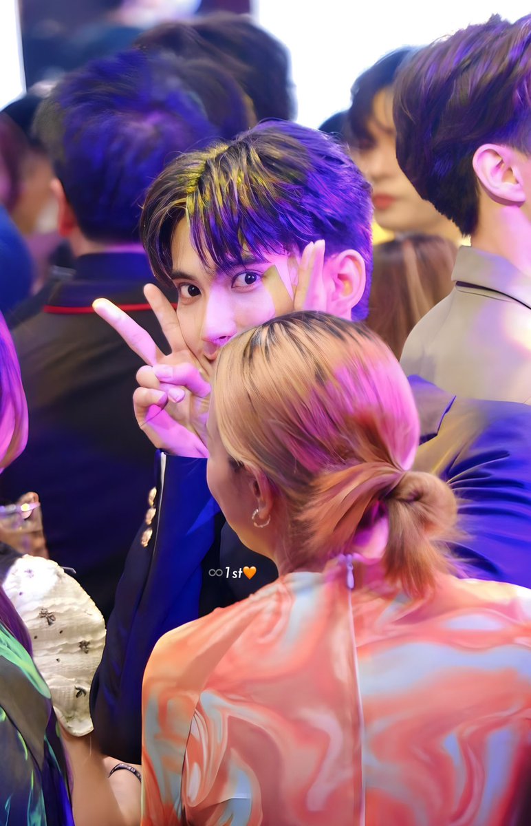 MiiiJune1st's tweet photo. ไม่ว่าผู้คนจะเยอะแค่ไหน “ระบบ” จะมองเห็นคุณเสมอ🧡 #รักแรกของเฟริสท์ #First_Chalongrat #EMSPHERExFirst https://t.co/Eo98sc2hG9