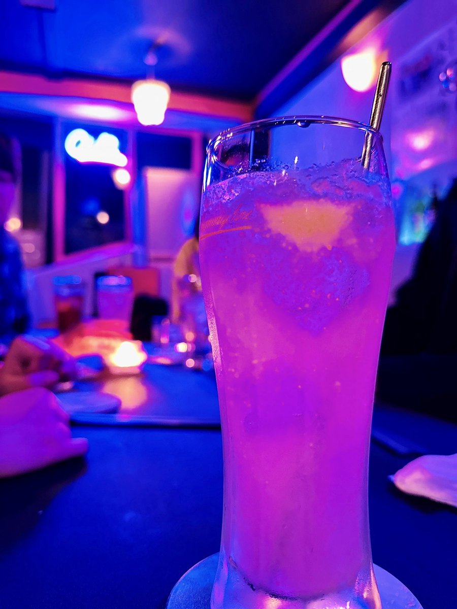AnglerPopeto's tweet photo. 八丈島のオシャレBAR『Island bar JOE』に怪盗キッド参上🃏

日頃のコナン探しの疲れを島の酒達で癒す🍀

開始はビール
八丈島レモンリキュール『エイト』のトニック割で気分を上げ、
情け嶋で締める😎笑🍺

ガーリックシュリンプがプリプリ😋🍤

インスタは💁‍♀️
bar_joe_8joe

#名探偵コナン
#黒羽快斗 https://t.co/Q7kq2WFFwu