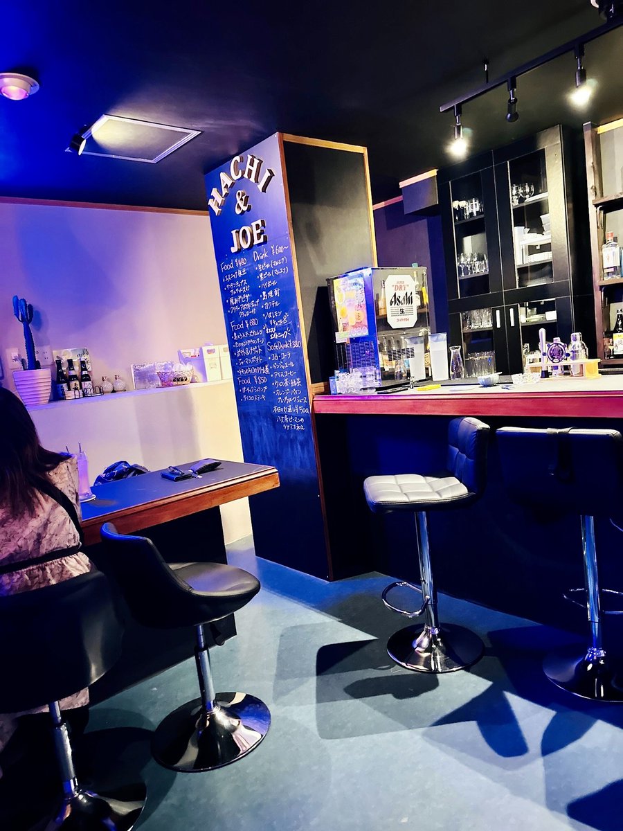 AnglerPopeto's tweet photo. 八丈島のオシャレBAR『Island bar JOE』に怪盗キッド参上🃏

日頃のコナン探しの疲れを島の酒達で癒す🍀

開始はビール
八丈島レモンリキュール『エイト』のトニック割で気分を上げ、
情け嶋で締める😎笑🍺

ガーリックシュリンプがプリプリ😋🍤

インスタは💁‍♀️
bar_joe_8joe

#名探偵コナン
#黒羽快斗 https://t.co/Q7kq2WFFwu