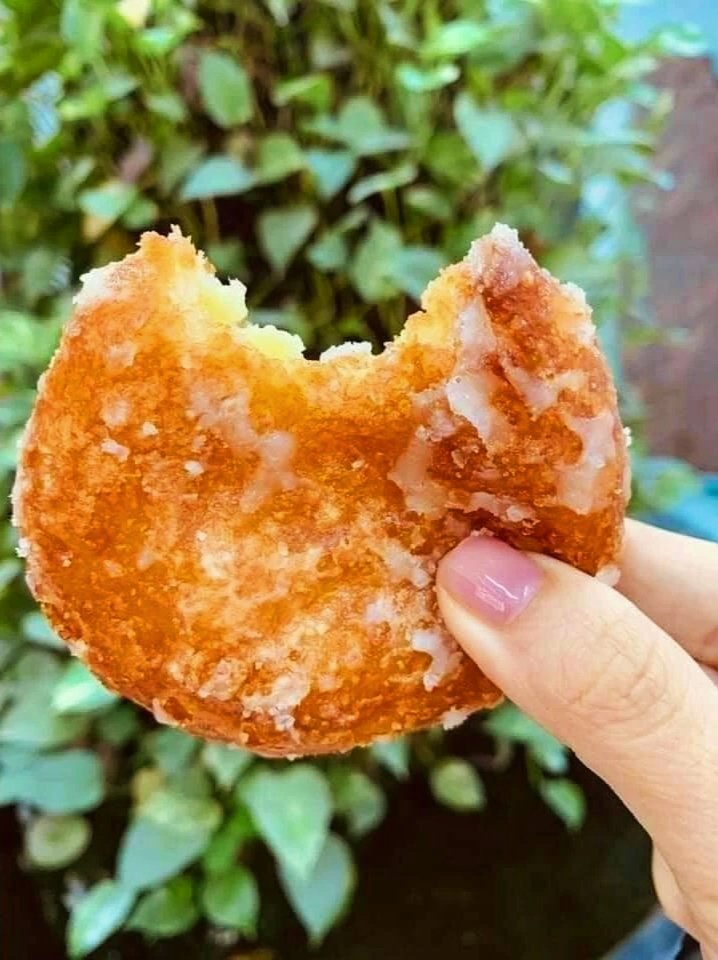 BÁNH RÁN ĐƯỜNG
NÓNG HÔI HỔI, NGON CỰC NGON

Đi khắp phố phường vẫn thấy món ăn vặt đồng quê ngon bổ rẻ này dễ ăn nhất
