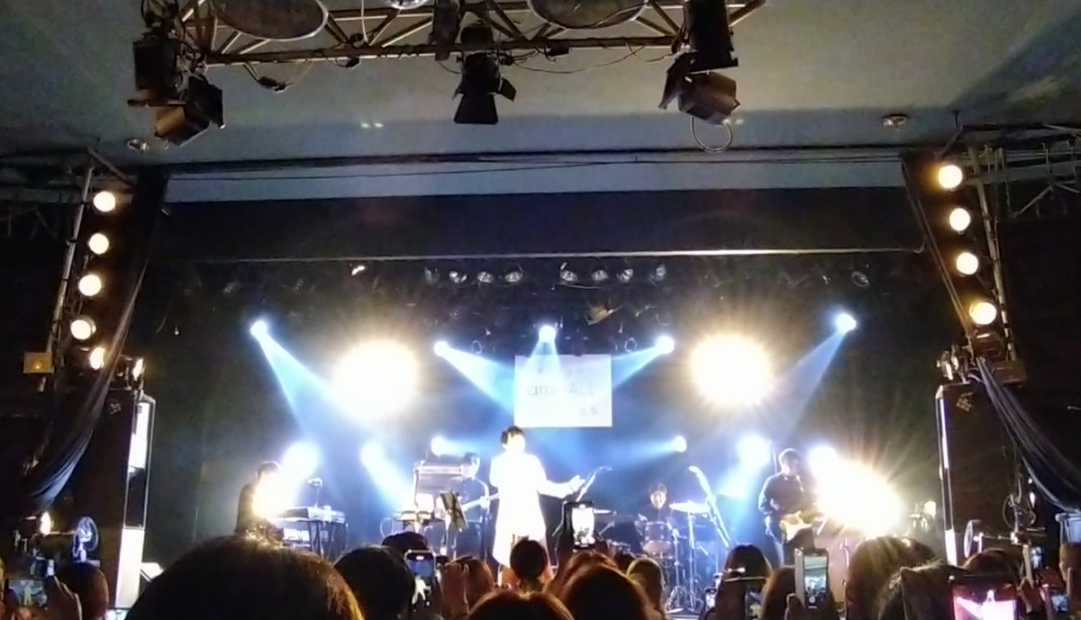 rusanrururu's tweet photo. 宇都直樹さんのライブ
OVER THE MOON
-月をも超える喜び-
BAND de ASOBO より
#RUNandRUN
オーディエンス側の
いろんなアングルの
動画観ました
どれもこれも最高🙆
なおさん
撮影許可ありがとう!
みなさん
UPしていただき
ありがとございます✩
#amHALL
#宇都直樹 🎤✨ #SSW https://t.co/w11VyM76uq