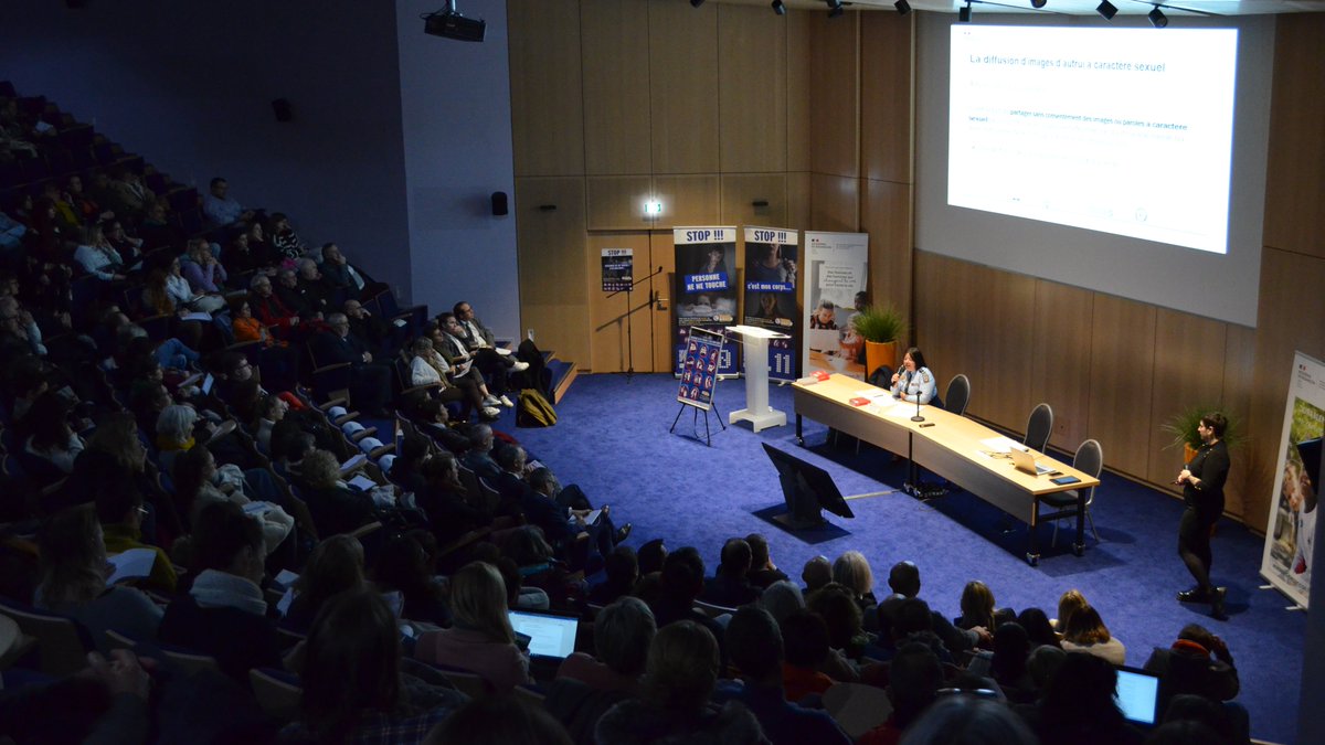Ensemble pour « renforcer nos communautés protectrices » : @phdestable, IA-DASEN, ouvre le colloque "Prévention des violences sexuelles sur mineurs" organisé par le SDJES au Parc Expo 70, en présence de R. Royet, @prefet70. Près de 250 participants. <a href="/acbesancon/">Académie de Besançon</a> <a href="/NathalieAlber15/">Nathalie Albert-Moretti</a>