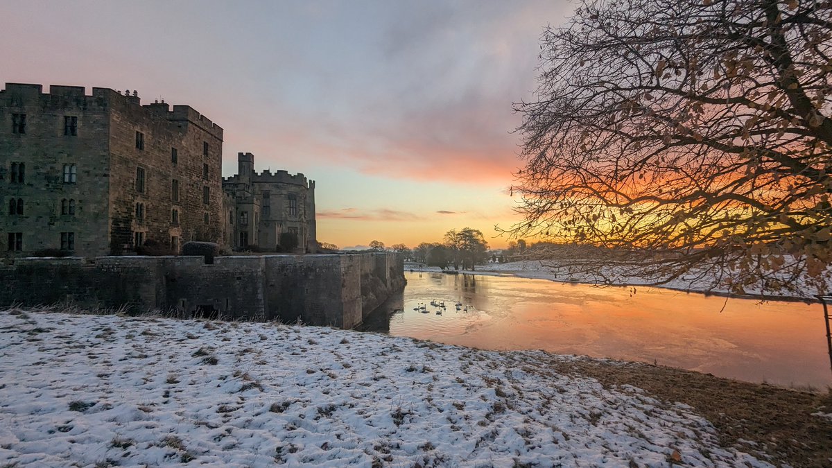 A chilly but beautiful sunrise this morning while setting up for the @RabyCastle Christmas market, couldn't resist taking a few shots 😍😍😍 I'm here today and tomorrow with my usual range of prints, card, calendars and walking guides 😍😍😍