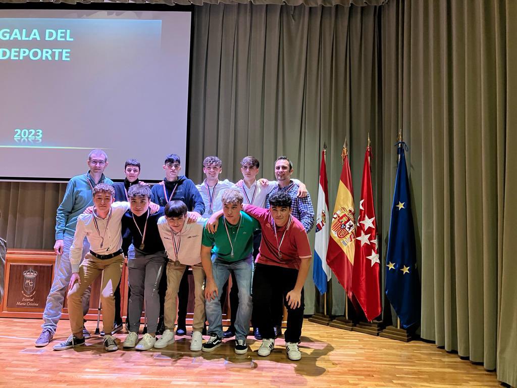 RECONOCIMIENTO🏅

En la tarde de ayer nuestro equipo juvenil recibió en la Gala del Deporte de <a href="/aytosanlorenzo/">Ayto. San Lorenzo</a> una mención especial en reconocimiento por su 3er puesto en la copa juvenil de la temporada 22/23. 

Enhorabuena y a seguir consiguiendo éxitos equipo!

#vamosescu💪🏻⚽️