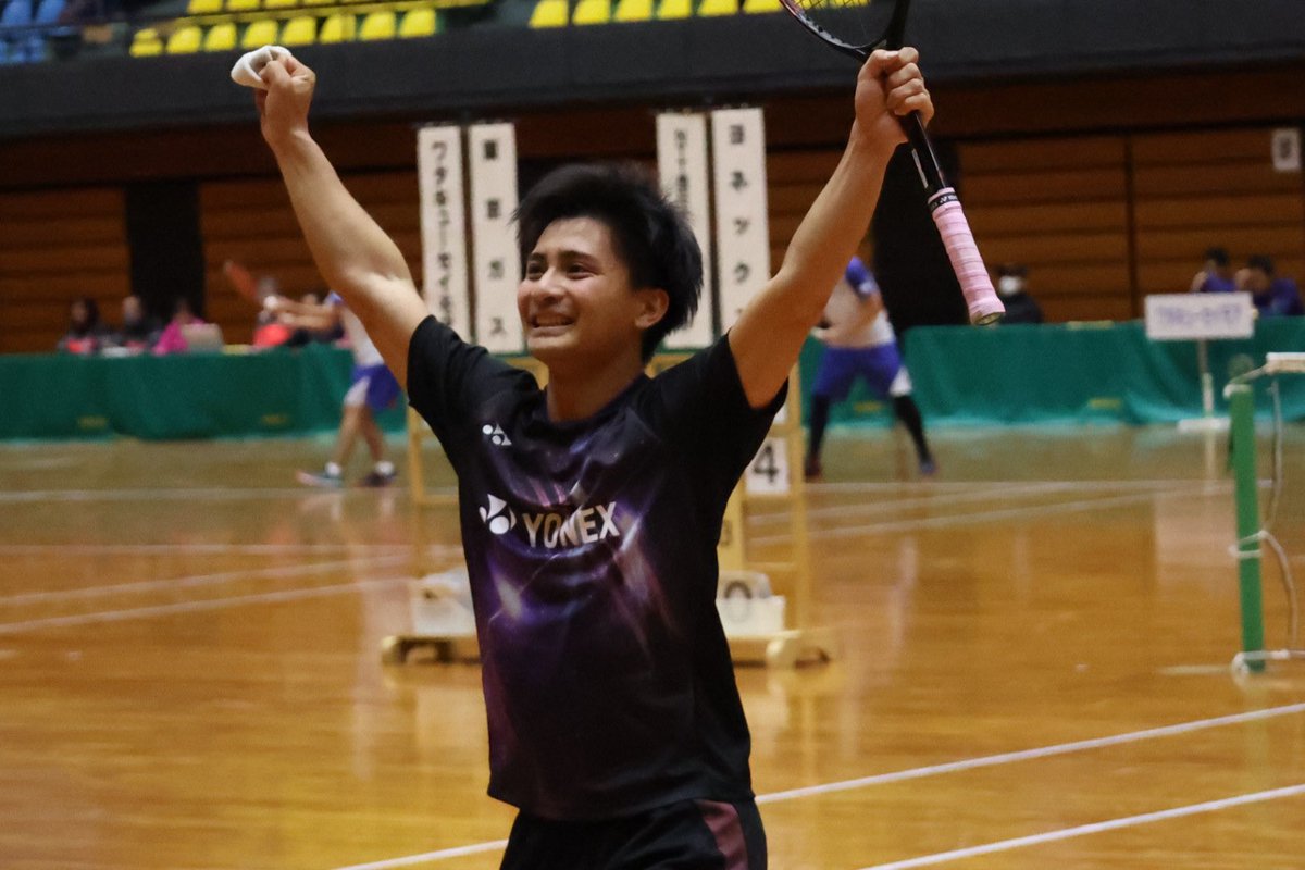 yy_softtennis's tweet photo. #STリーグ 2日目💥
男子5対戦目

ヨネックスvs NTT西日本ブルーグランツ

【シングルス】
#ヨネックス 
伊藤幹
④-2
#NTT西日本 #ブルーグランツ
上松俊貴

上松選手から大金星✨
勝負は３本目へ‼️

#ソフトテニス #TeamYONEX https://t.co/rvWuB8v8zy