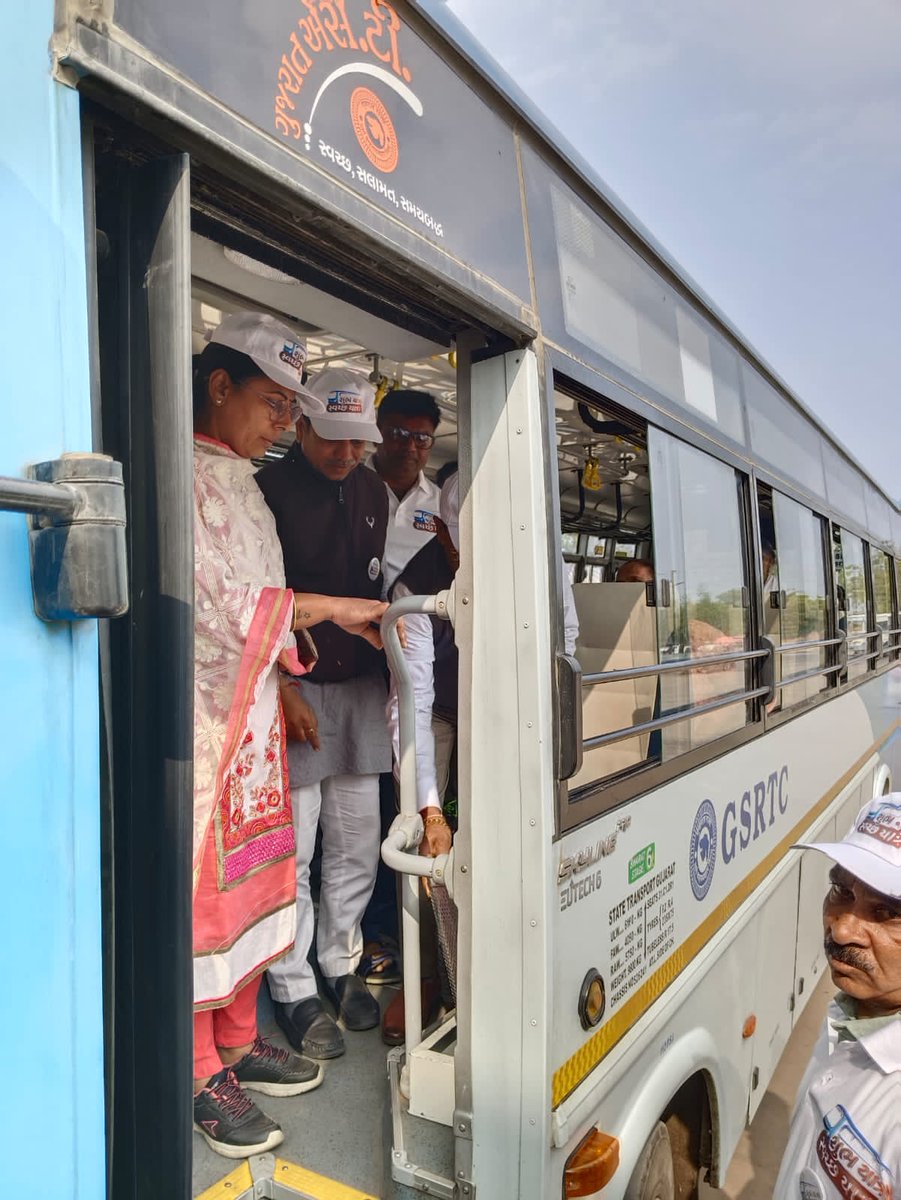 DMHARIJ's tweet photo. આજ રોજ હારીજ ડેપો ખાતે શુભ યાત્રા સ્વચ્છ યાત્રા અંતર્ગત મુસાફર માં જાગૃતતા લાવેલ જેમાં પાટણ જિલ્લા ના ઉપ પ્રમુખ શ્રી ગોવિદભાઈ માલધારી હાજર રહી જાગૃતતા બાબત નો સંદેશ મુસાફર જનતા ને આપેલ https://t.co/5DgFBEVX33