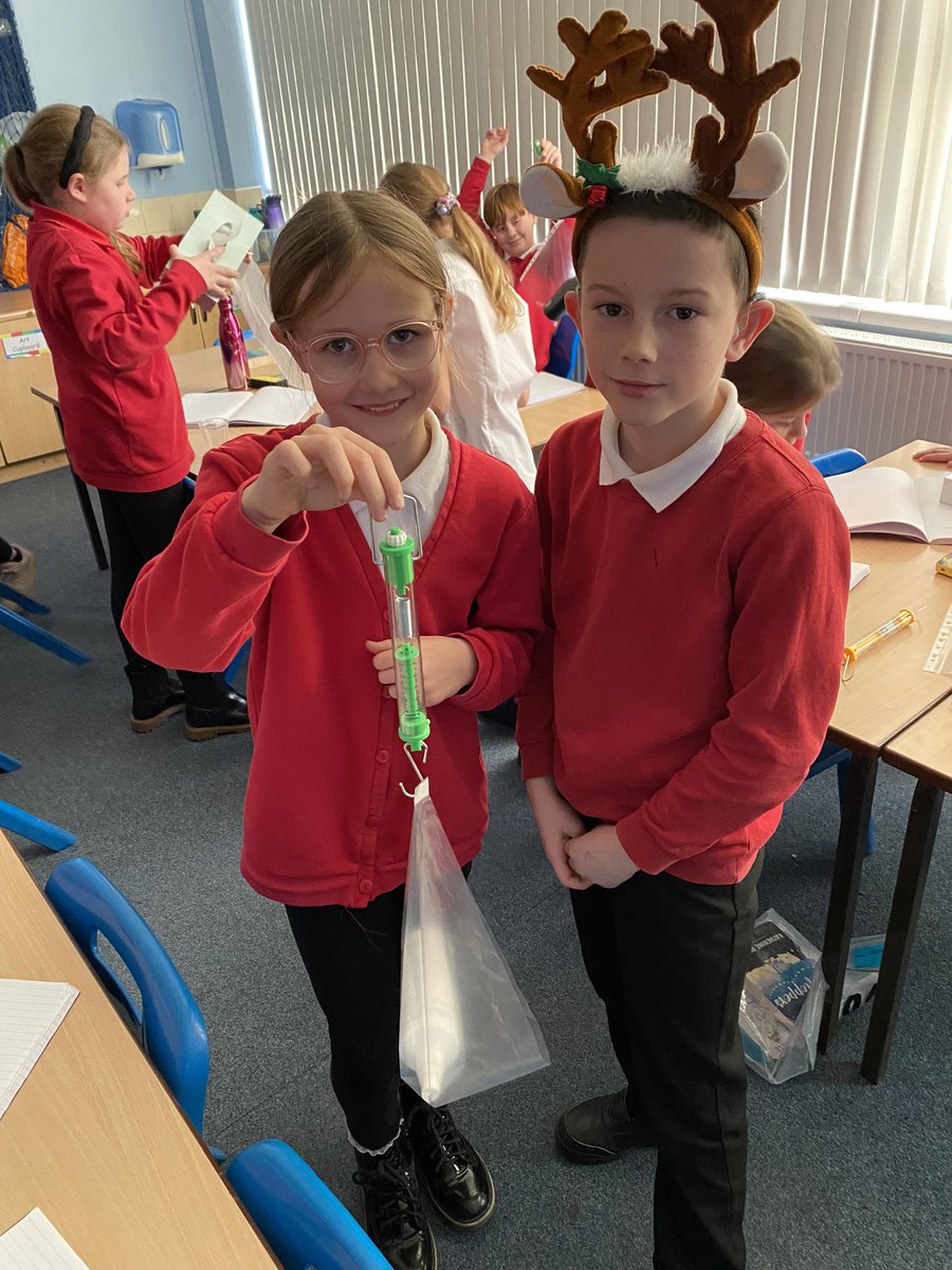Mrs_E_Naylor's tweet photo. Class 11 investigating forces using a force meter. @RedscopeSchool https://t.co/eVhkZ6K9EY