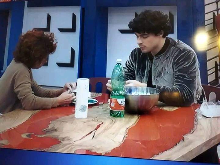 PURTROPPO NON SIAMO ABITUATI AD UN'ELEGANZA MENTALE COME QUELLA DI VITTORIO..E AD UNA DONNA CHE HA CAPITO QUESTO...
#GRANDEFRATELLO