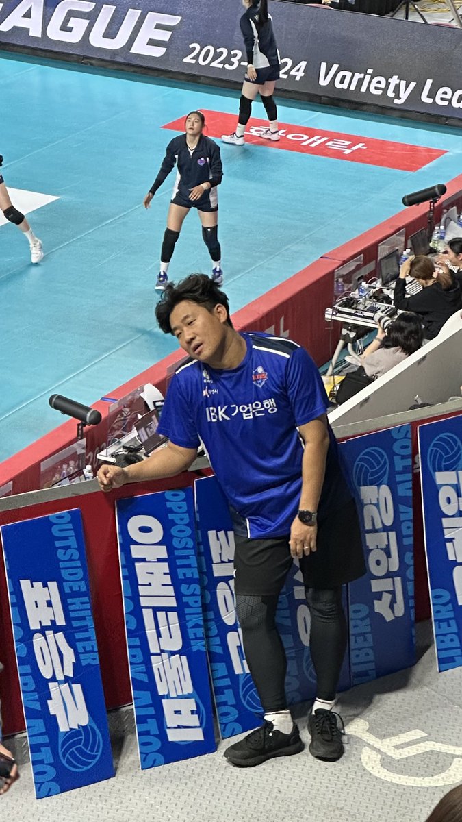 luckhee0429's tweet photo. 2세트 후                                   5세트 후 https://t.co/uK9Vb6EDgx
