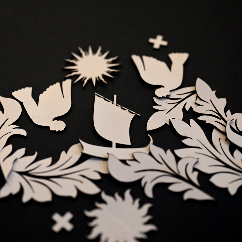 JeromePellerin3's tweet photo. Couronne de Télémaque :
Les motifs en cuir sont découpés. 
Reste à teindre et à assembler.

#Ulysse #Telemaque #mythology #Odysee https://t.co/Yq9ubHnnj7
