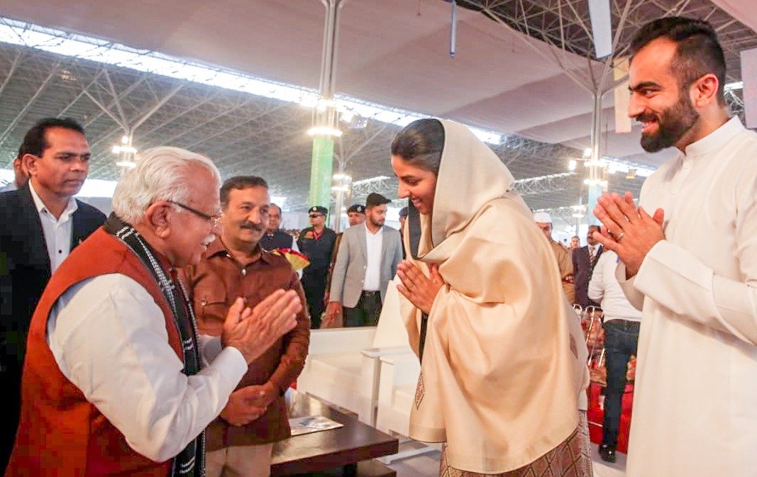 mlkhattar's tweet photo. हरियाणा में नशे के विरुद्ध निर्णायक युद्ध में समाज के संत महात्माओं का हमें निरंतर साथ मिल रहा है।

आज समालखा के भोडवाल माजरी स्थित संत निरंकारी मिशन के तत्वावधान में आयोजित "निरंकारी युवा संगोष्ठी" में शामिल हुआ।

निरंकारी सतगुरु माता सुदीक्षा जी महाराज एवं निरंकारी राजपिता रमित जी द्वारा ऐसे कार्यक्रमों के माध्यम से युवाओं को नशे के दुष्प्रभावों से बचाने के जो प्रयास किए जा रहे हैं, वे बेहद प्रशंसनीय हैं। निश्चित ही इन प्रयासों से नशे के खिलाफ हमारी लड़ाई और मजबूत होगी।