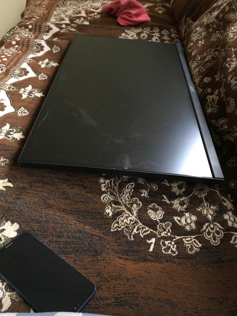 dvampire29's tweet photo. @Acer_India Order # 20000140501
Received damaged piece even after waiting for days Pathetic transport.

Kindly advise what is the further action? I have spent around 10k for this monitor for damage piece? 
I have sent email to Acerindia.enquiries@in.aegisglobal.com &amp; sitting idle https://t.co/zliiffm7u0