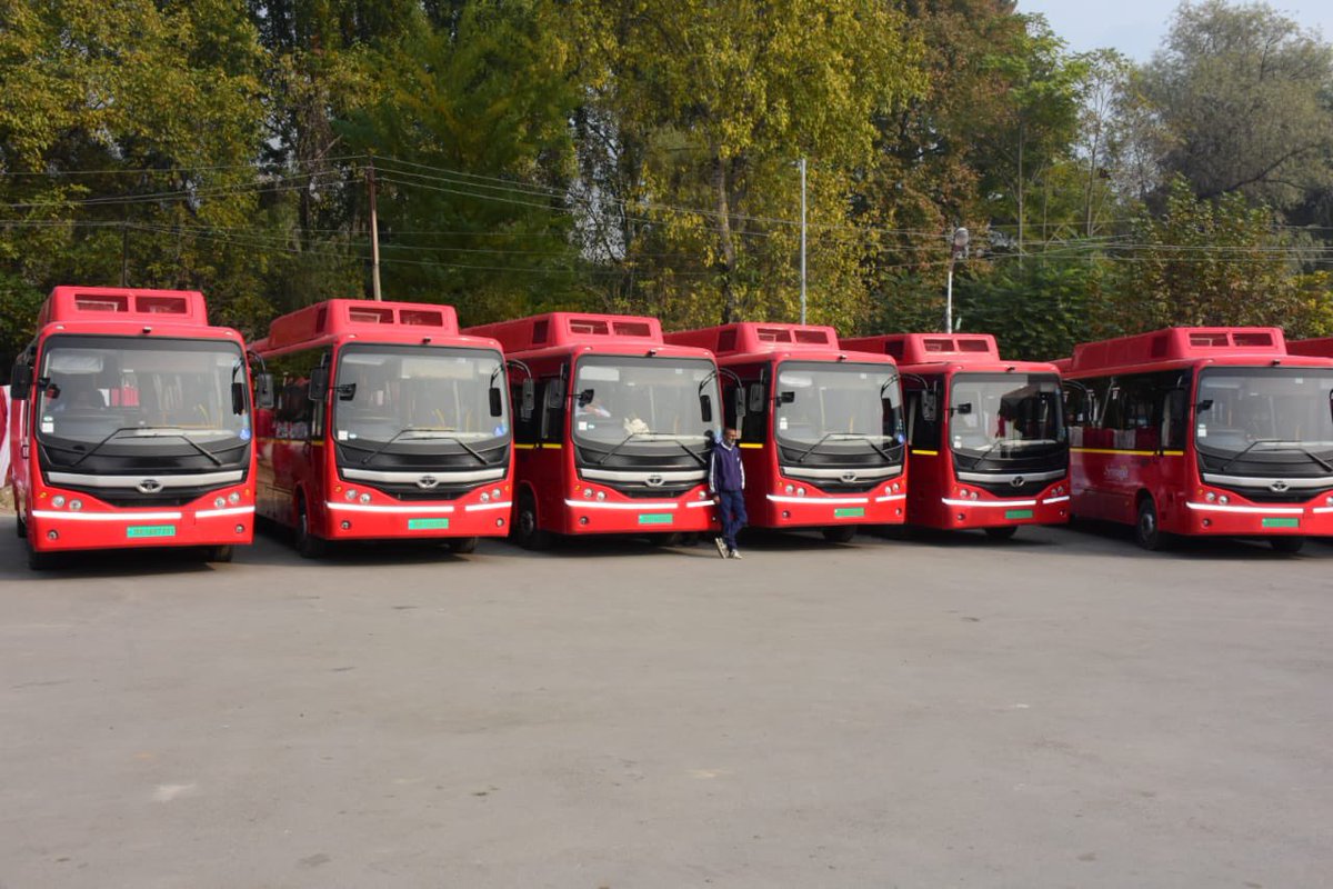 CEO #SrinagarSmartCity Shri Athar Aamir Khan today reviewed the Electric Bus Operations in the City at Panthachowk Depot. Performance of agencies against Service Level Benchmarks was reviewed. Directions for 100% adherence to timetable/schedules & smooth operations were issued.