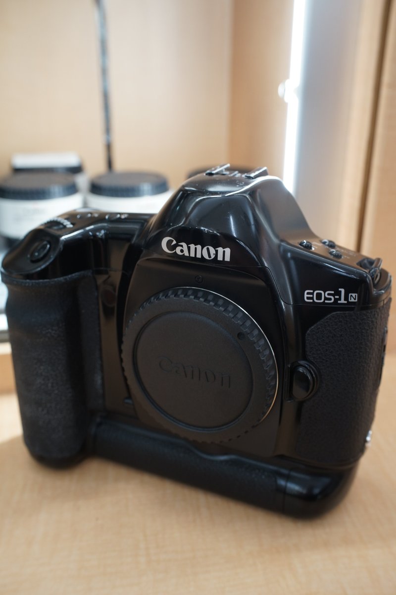 EOS 1N DP HSの縦位置グリップの様に シャッターボタン等無いが 単三4 