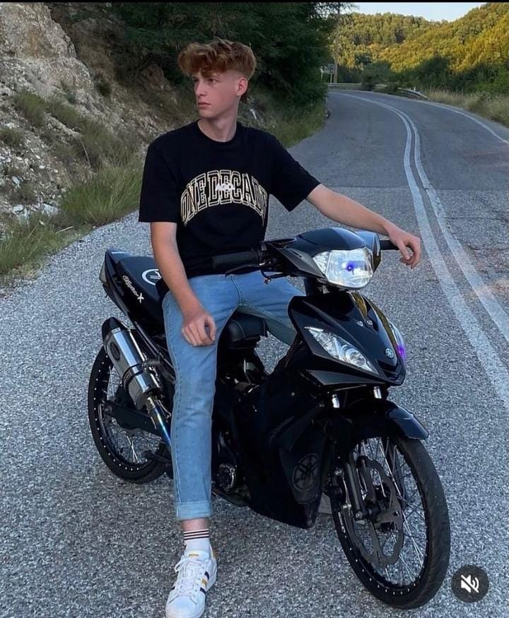 headsink's tweet photo. This is a white Mat Rempit. This subculture is going global...
#rempit #matmoto https://t.co/3HukuJyJTr