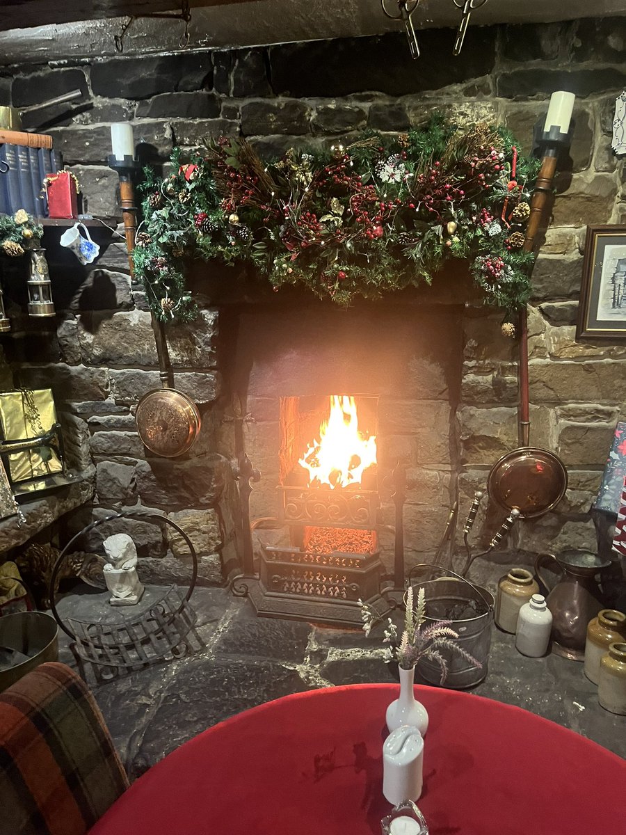 My trip to what is surely the UK’s cosiest pub for @Daily_Express ❤️🔥 👇👇👇👇 ‘The UK pub that’s so perfect that punters try and get snowed in’ express.co.uk/news/uk/184122…