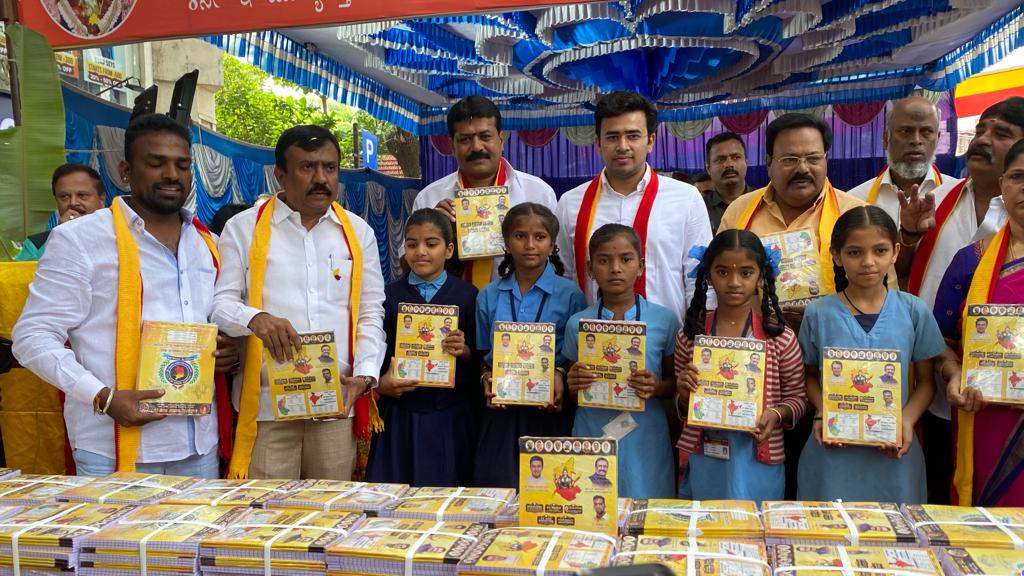 CKRBJP's tweet photo. ಜಯನಗರ ಜನಪರ ಸಂಘದ ವತಿಯಿಂದ ನೆಡೆದ ಕರ್ನಾಟಕ ರಾಜ್ಯೋತ್ಸವದ ಅಂಗವಾಗಿ ಸರ್ಕಾರಿ ಶಾಲೆಯ ಸುಮಾರು 1500 ವಿದ್ಯಾರ್ಥಿಗಳಿಗೆ ಉಚಿತ ನೋಟ್ ಪುಸ್ತಕ ಮತ್ತು ಶಾಲೆಯ ಅಭಿವೃದ್ಧಿಗೆ 10,000 ರೂ ಧನ ಸಹಾಯ ಮಾಡಿರುವ ಸಂಘದ ಪ್ರತಿಯೊಬ್ಬ ಸದಸ್ಯರ ಕಾರ್ಯ ಶ್ಲಾಘನೀಯ.

ಸರ್ಕಾರಿ ಶಾಲೆ ಉಳಿಸಿ - ಬೆಳೆಸಲು ಪ್ರತಿಯೊಬ್ಬರು ಕೈಜೋಡಿಸಿ

ಈ ಕಾರ್ಯಕ್ರಮದಲ್ಲಿ ಬೆಂಗಳೂರು ದಕ್ಷಿಣ ಲೋಕಸಭಾ ಸದಸ್ಯರಾದ ಶ್ರೀ ತೇಜಸ್ವಿ ಸೂರ್ಯ ರವರು, ಬಿ.ಬಿ.ಎಂ.ಪಿಯ ನಿಕಟಪೂರ್ವ ಮಹಾಪೌರರಾದ ಎಸ್.ಕೆ. ನಟರಾಜ್ ರವರು, ನಿಕಟಪೂರ್ವ ಸದಸ್ಯರಾದ ಶ್ರೀಮತಿ ಹೆಚ್.ಸಿ. ನಾಗರತ್ನ ರವರು, ಮುಖಂಡರಾದ ಮಂಜುನಾಥ್ ರೆಡ್ಡಿ, ರಮಾದೇವಿ, ಸತ್ಯವತಿ,ಹಾಗೂ ಸಂಘದ ಅಧ್ಯಕ್ಷರಾದ ಶೇಷಾದ್ರಿ, ಮಂಜುನಾಥ್, ಜಾಫರ್ ಶರೀಪ್, ಮಣಿ, ದಾಮು, ವಿಷ್ಣು, ಚಂದನ್ ಹಾಗೂ ಪದಾಧಿಕಾರಿಗಳು ಉಪಸ್ಥಿತರಿದ್ದರು.