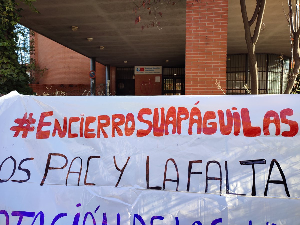 matsmadrid's tweet photo. Vecinas y vecinos del barrio de las Águilas se encierran en el PAC, por la falta de personal, exigen equipo completo Médica, Enfermera y Celador !YA! https://t.co/PObQkc7vil