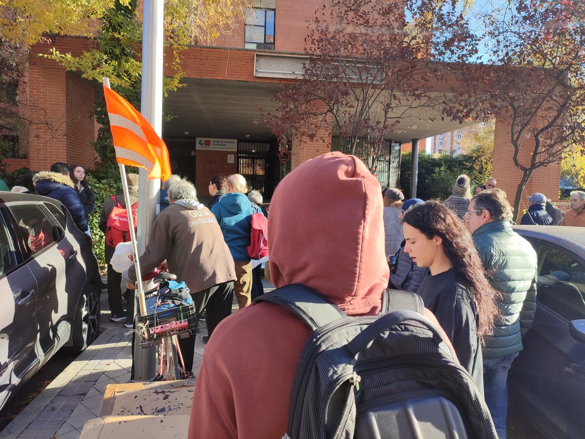 matsmadrid's tweet photo. Vecinas y vecinos del barrio de las Águilas se encierran en el PAC, por la falta de personal, exigen equipo completo Médica, Enfermera y Celador !YA! https://t.co/PObQkc7vil