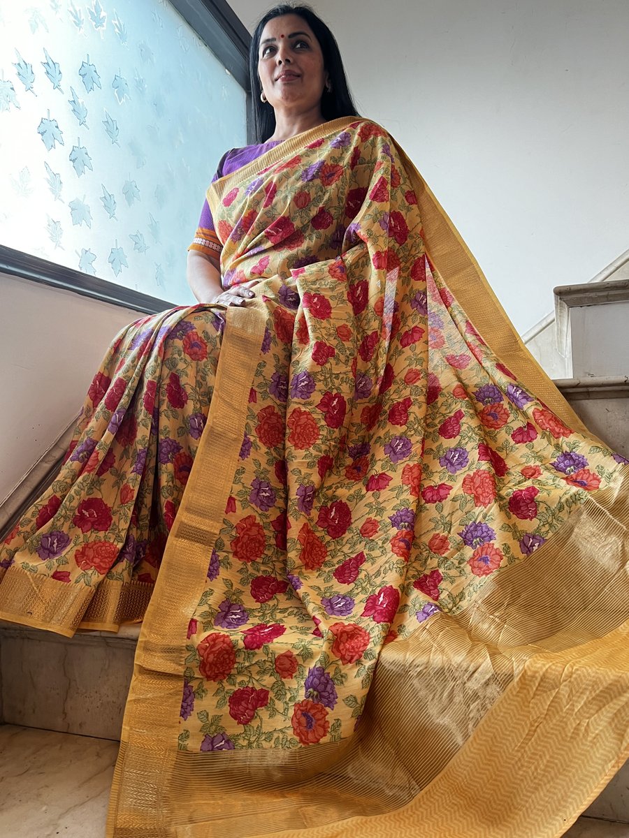 sohumsutras's tweet image. "Vivid sunshine hues meet intricate blooms in this digital print saree, weaving a story of radiant charm. For more details, contact us on:
WhatsApp +919810530027. ( wa.me/message/IMETRH… )
OR
linktr.ee/sohum_sutras #SareeStory #FloralFiesta #DigitalPrintMagic #YellowSaree