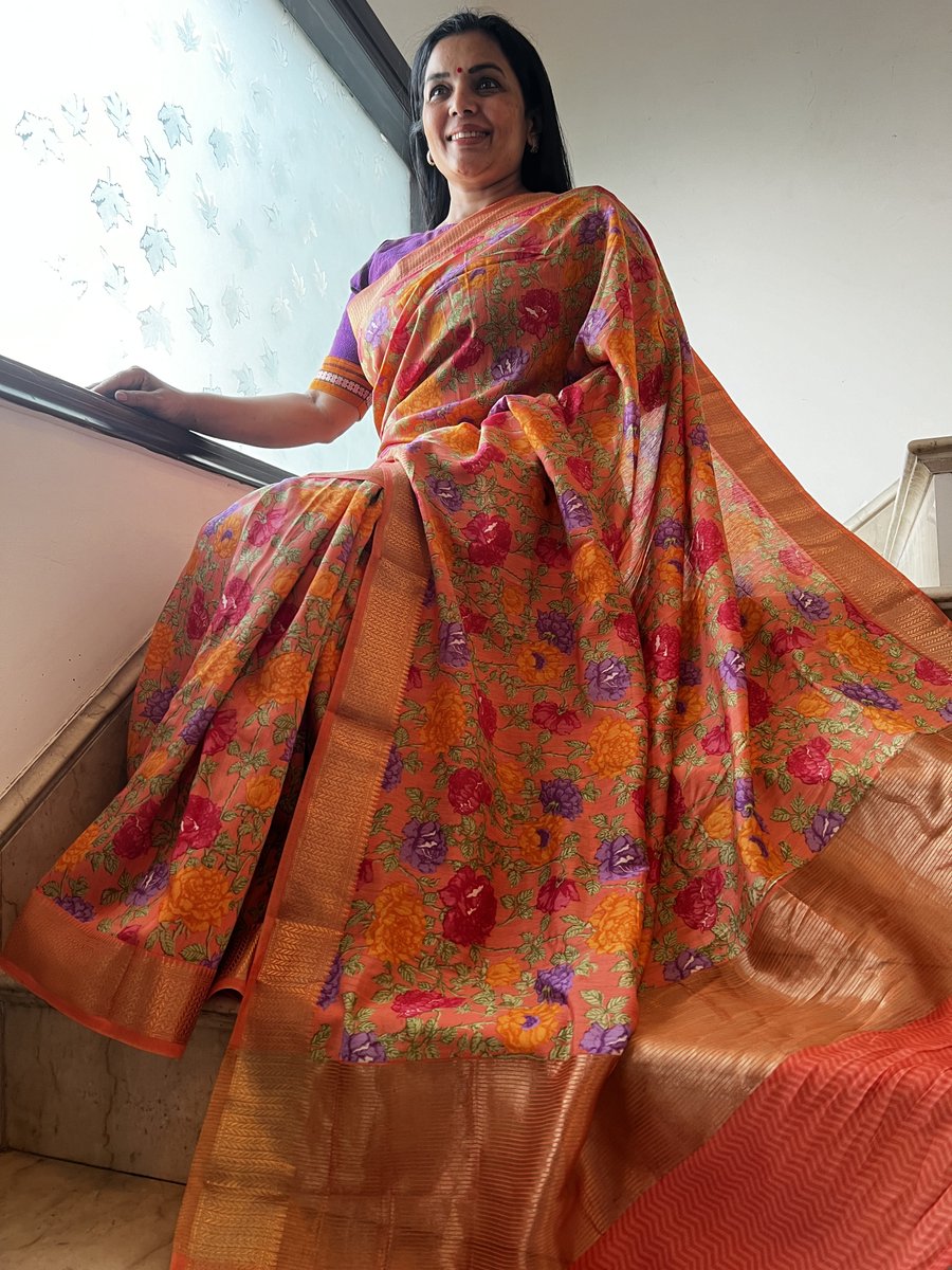 sohumsutras's tweet image. "Unleash the vibrant allure of orange digital prints adorned with the timeless beauty of rose motifs and delicate zari details. For more details, contact us on:
WhatsApp +919810530027. ( wa.me/message/IMETRH… )
OR
linktr.ee/sohum_sutras #SareeStory #DigitalPrintMagic