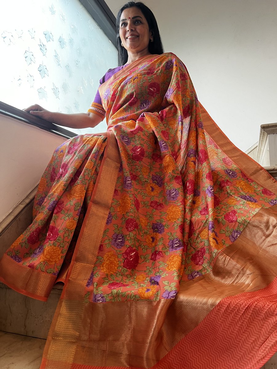 sohumsutras's tweet image. "Unleash the vibrant allure of orange digital prints adorned with the timeless beauty of rose motifs and delicate zari details. For more details, contact us on:
WhatsApp +919810530027. ( wa.me/message/IMETRH… )
OR
linktr.ee/sohum_sutras #SareeStory #DigitalPrintMagic