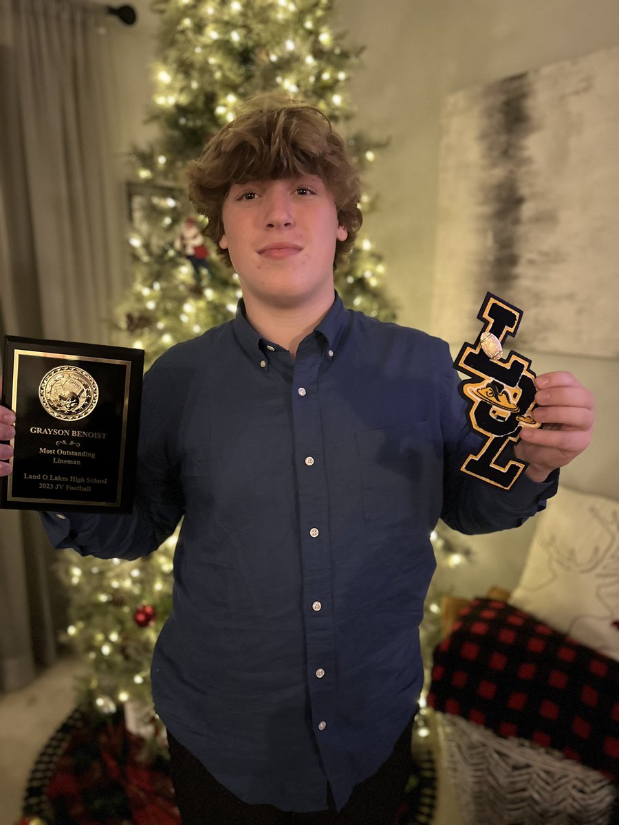 graybenoist2027's tweet photo. Dang! Was not expecting this but so thankful. Outstanding lineman award for my freshman year. Excited for next season https://t.co/4frQqTadsf
