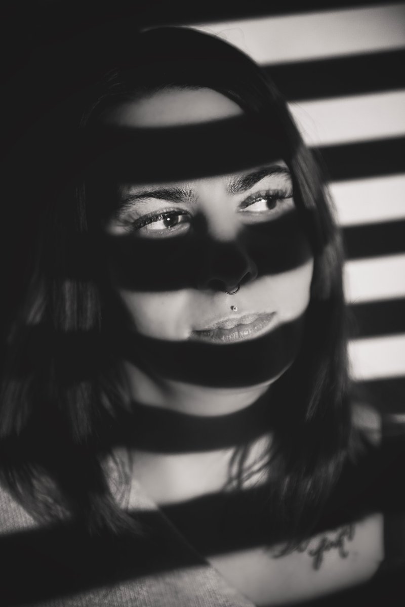 WutzmanPhoto's tweet image. ein Bild vom Beamer Shooting mit Sabine   #woman #female #projektor #beamer #led #colorful #photoshoot #photography #glasses