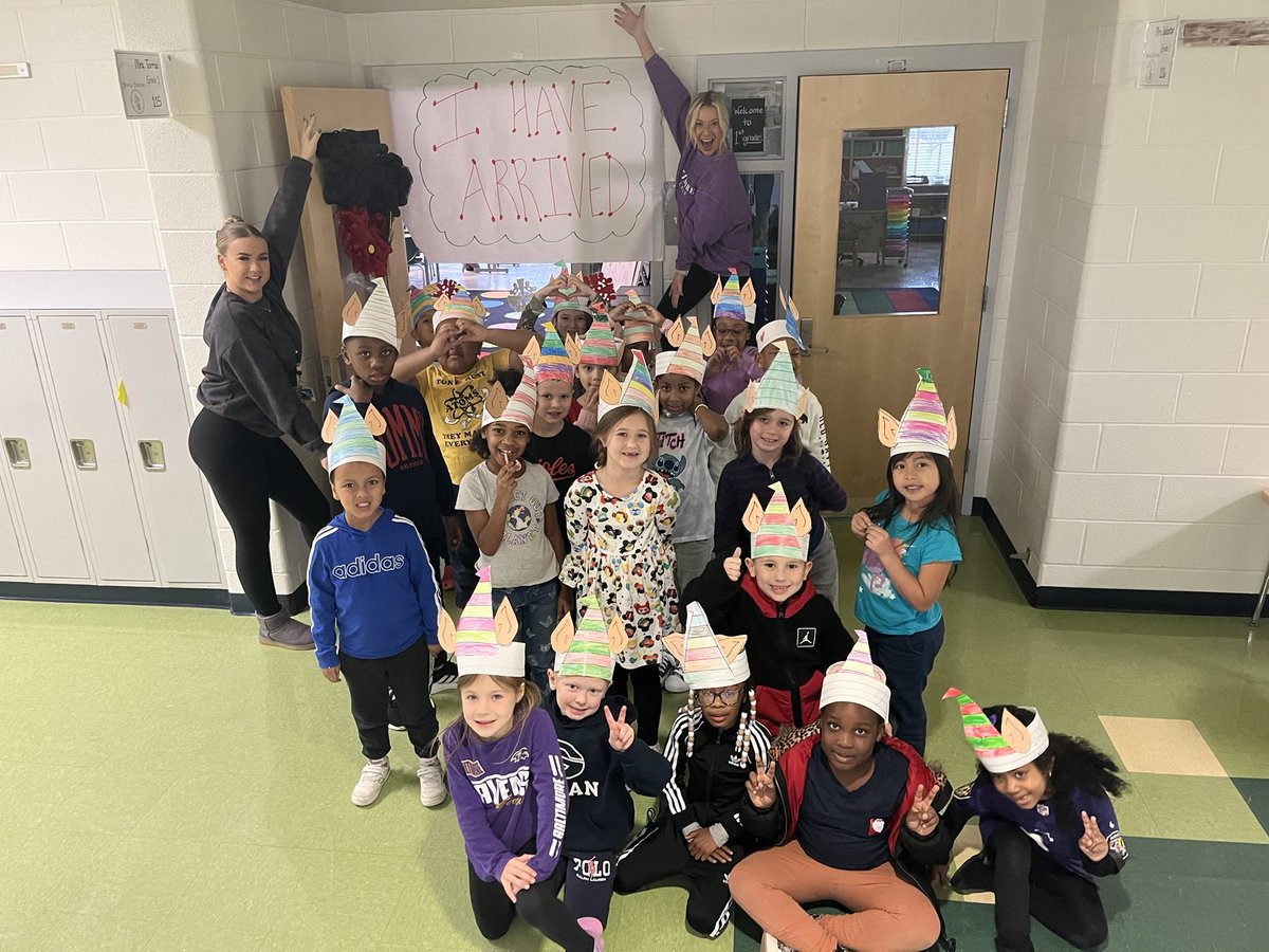 Welcome back, Cindy Lou #HolidayMagic #firstgrade <a href="/VincentFarmBCPS/">VincentFarmBCPS</a> 🎄🎅