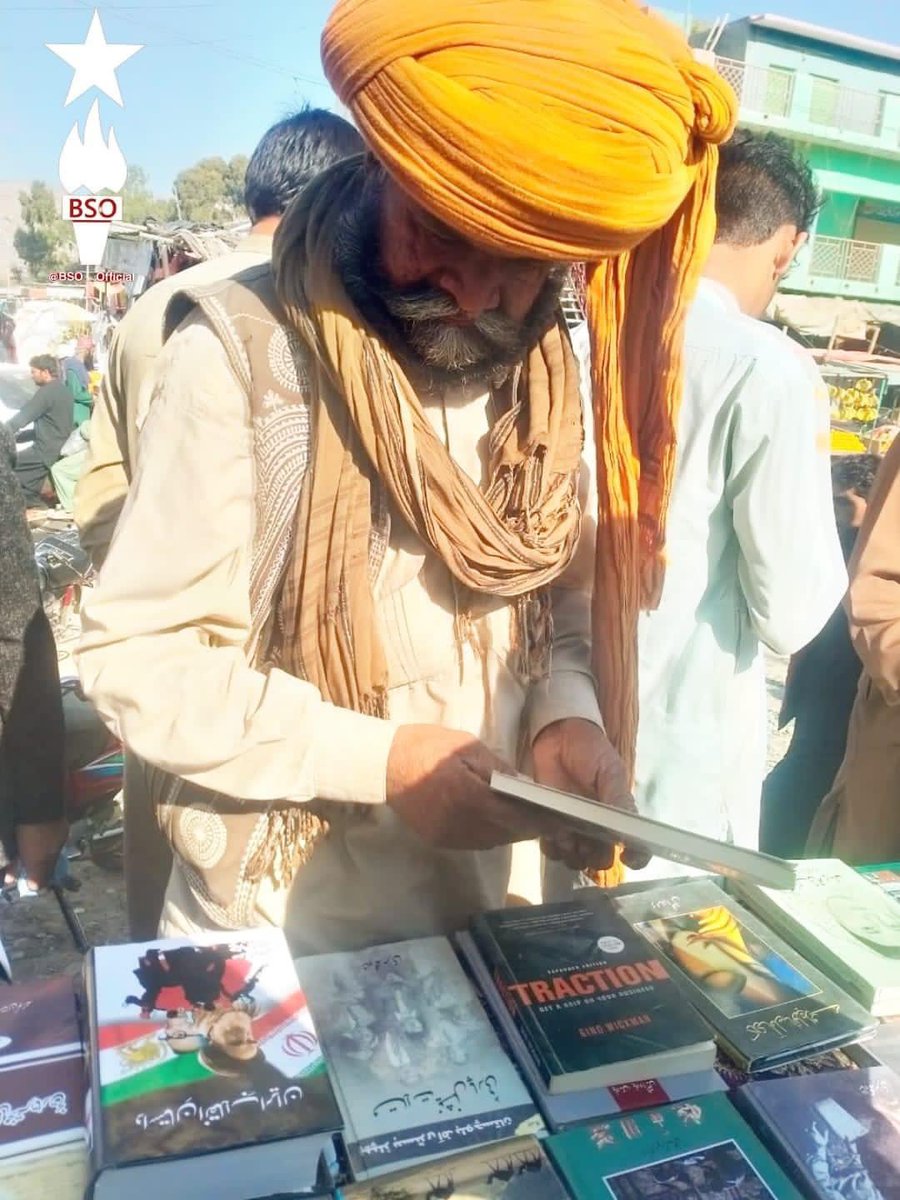 کتابی ثقافت کی تلاش بلوچستان جہاں بزرگ لوگوں کی حکمت ایک تحریک کا کام کرتی ہے۔
روایتی لباس کی خوبصورتی میں لپٹے ہوئے لوگ جو کہانیوں بیان کرتی ہیں
آئیے ورثے اور اسلوب کے صفحات پلٹتے ہیں
#بلوچستان
#BookCulture