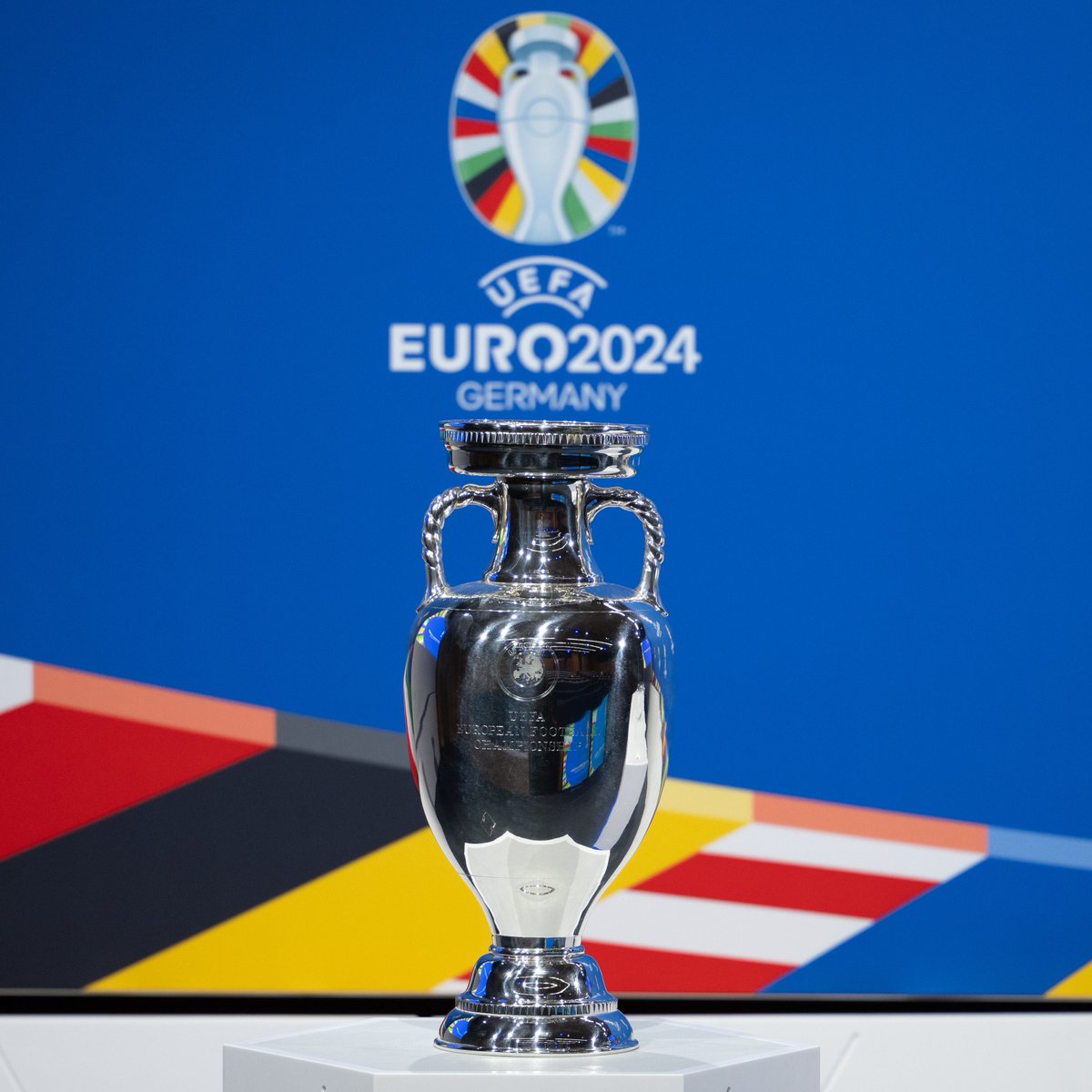 EURO2024FRA's tweet image. 𝓒'𝓮𝓼𝓽 𝓵𝓮 𝓰𝓻𝓪𝓷𝓭 𝓳𝓸𝓾𝓻 😍

Quel nom gravé sur le 🏆 en 2⃣0⃣2⃣4⃣ 🤔
#TirageEURO | #EURO2024