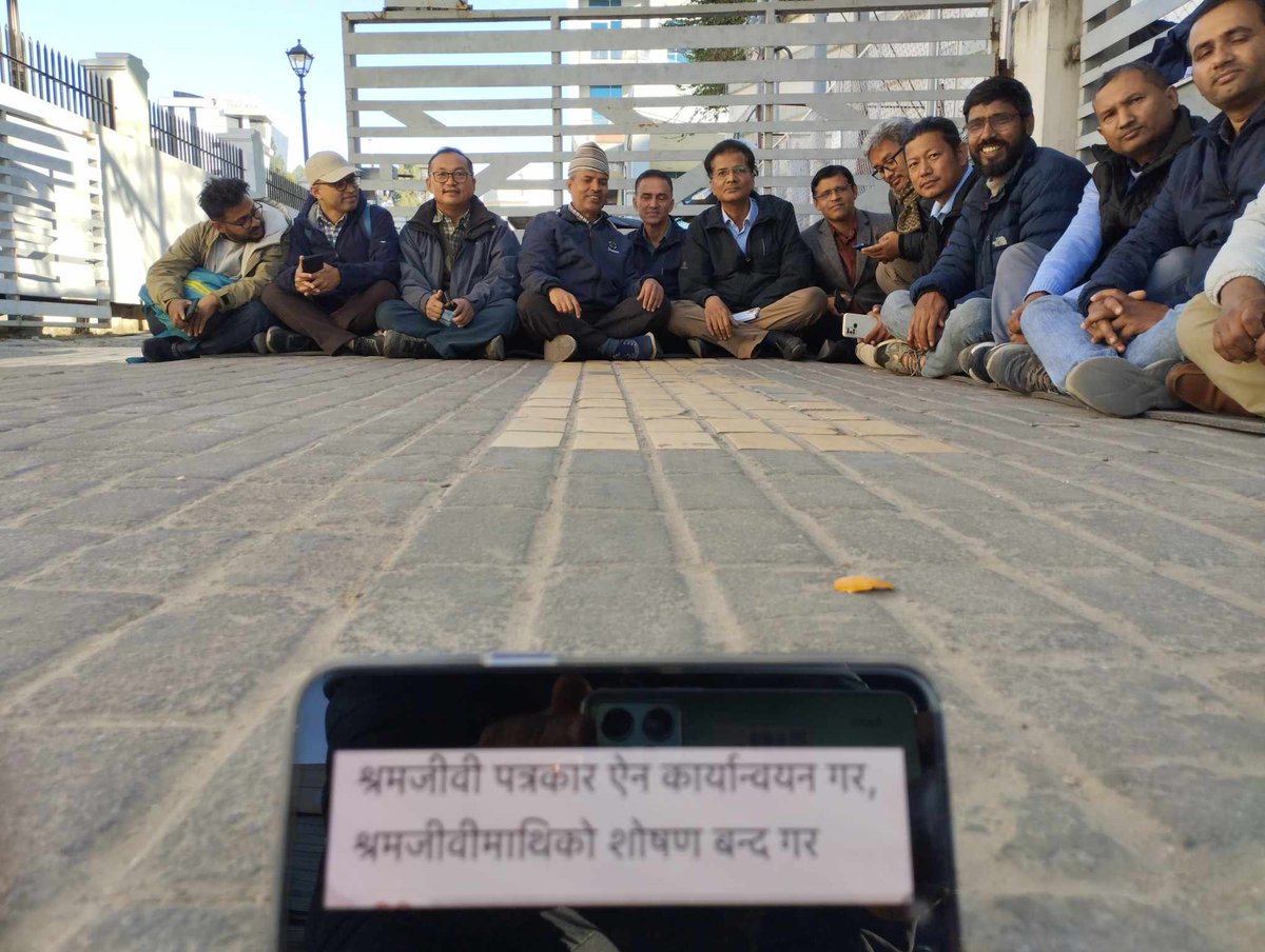 KMG_Andolan's tweet photo. हाम्रो आन्दोलन जारी छ। हामीले अपूर्ण र अमुर्त सम्झौता होइन, परिणाम खोजेका हौं। 
नेपाल पत्रकार महासंघ र कान्तिपुरसँग प्रश्न ? श्रमजिवी पत्रकार ऐन कार्यान्वयन कहिले हुन्छ ? #कान्तिपुर_श्रम_आन्दोलन https://t.co/p6jdd3Mgq2